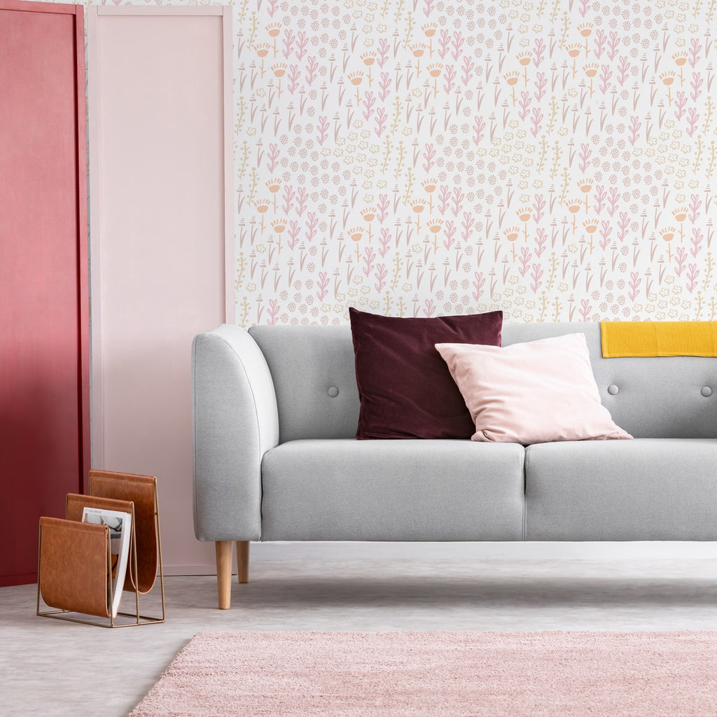 růžová tapeta v interieru obyvácí pokoj s gaučem